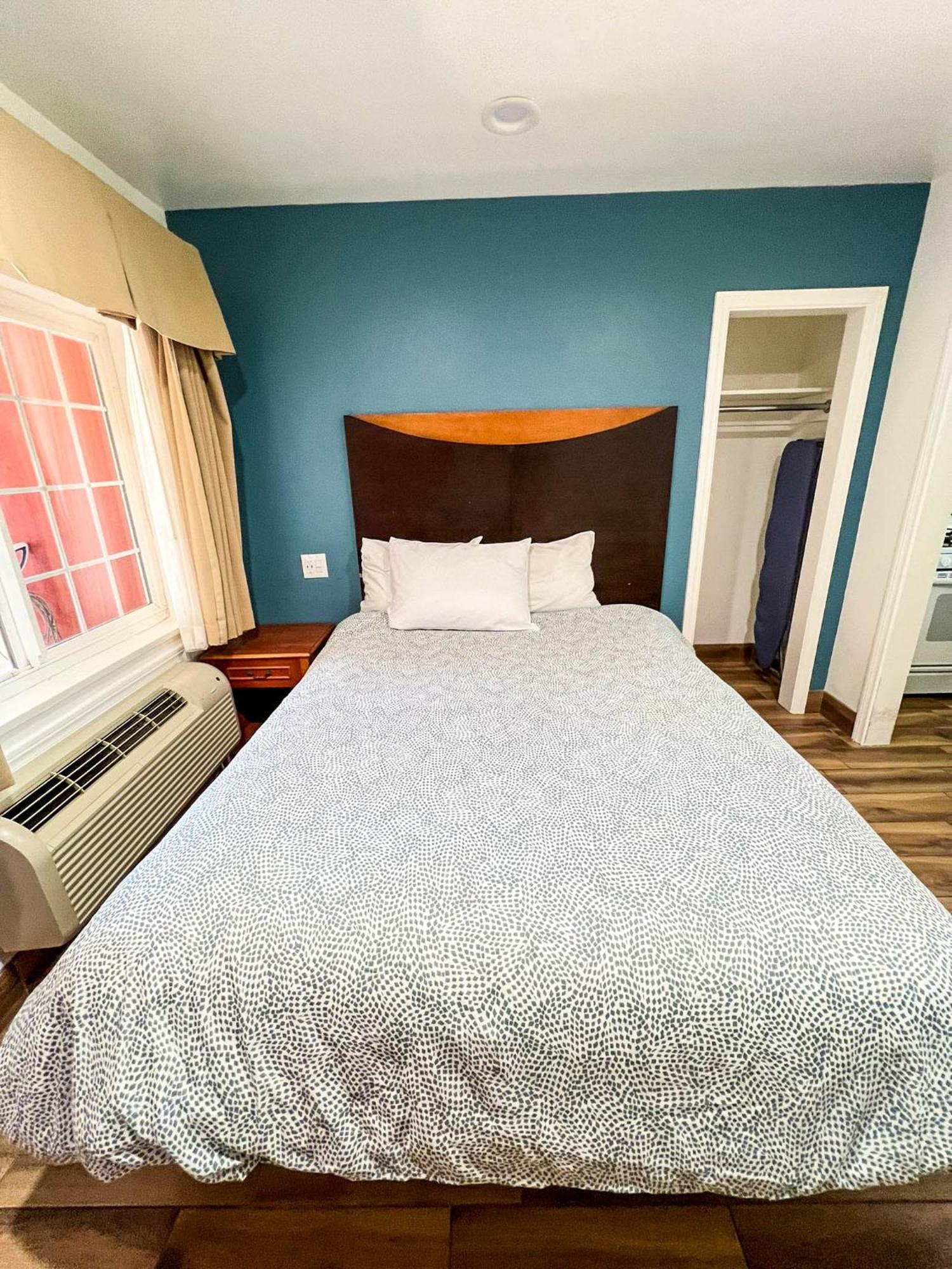 Town And Country Motel 2*